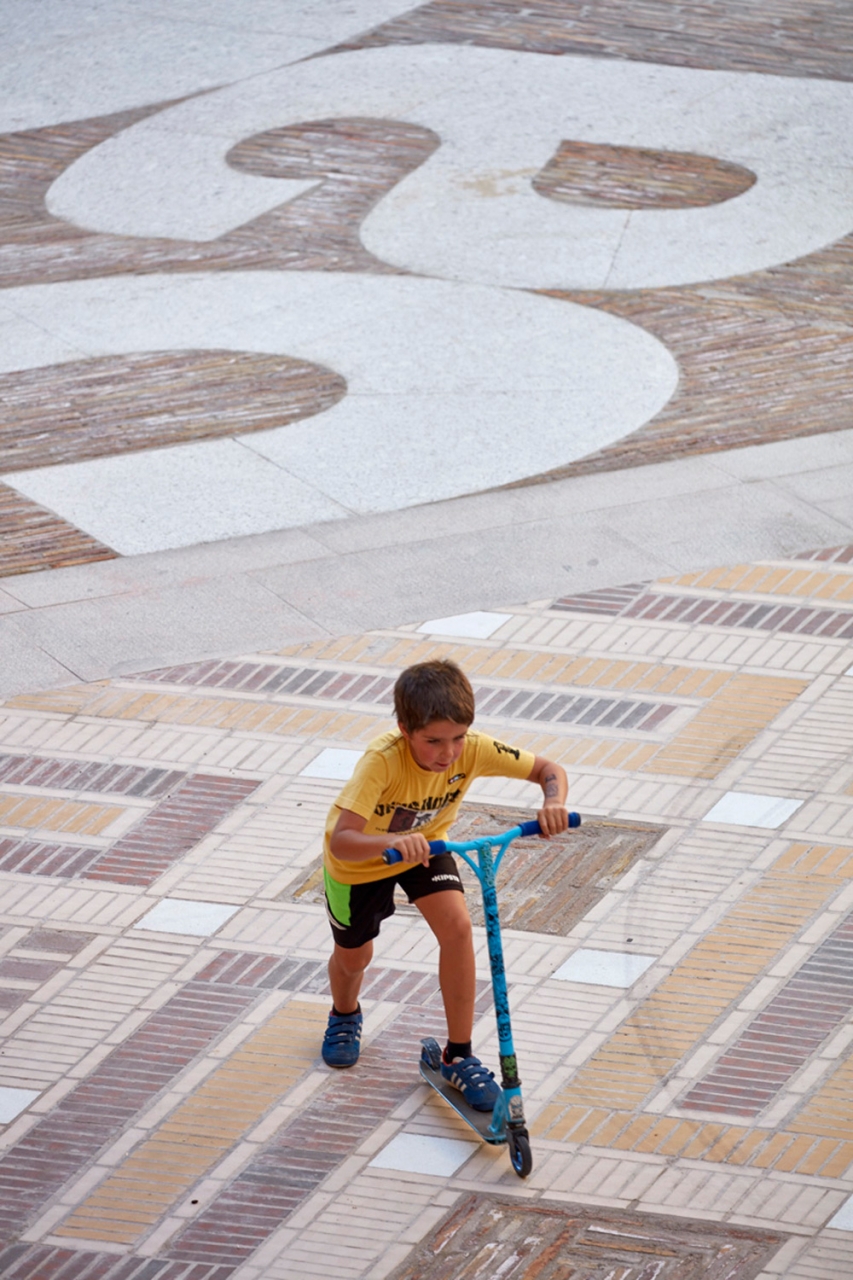 Nen en patinet jugant per la plaça Penedés ja remodelada per Domingo¡!Ferré